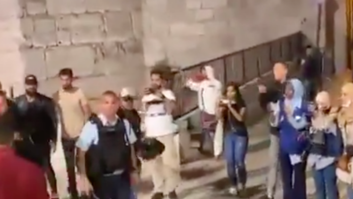 Süpürgelerle Kudüs'ün sokaklarını temizleyen Filistinlilere İsrail polisi müdahale etti!