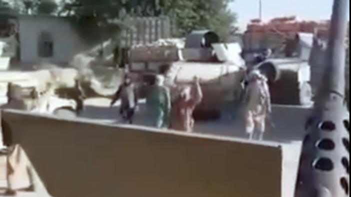 Taliban ilerleyişini sürdürüyor: Büyük miktarda silahı ele geçirdiler!