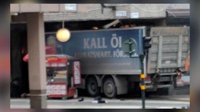 Stockholm'de kamyonlu terör saldırısı! Ölü ve yaralılar var... / VİDEO