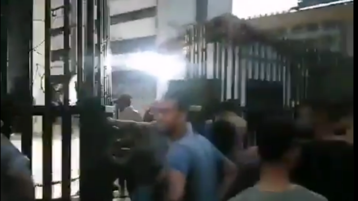 Ekonomik krizi protesto eden göstericiler Merkez Bankası'nı bastı!