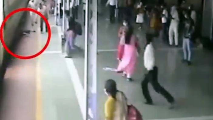 Dehşet anları: Yaşlı kadın tren ile peronun arasındaki boşluğa düştü!