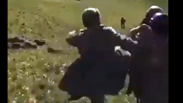 Azeri askerleri, Ermeni askerlerini tekme atarak ülkelerine geri yolladı!