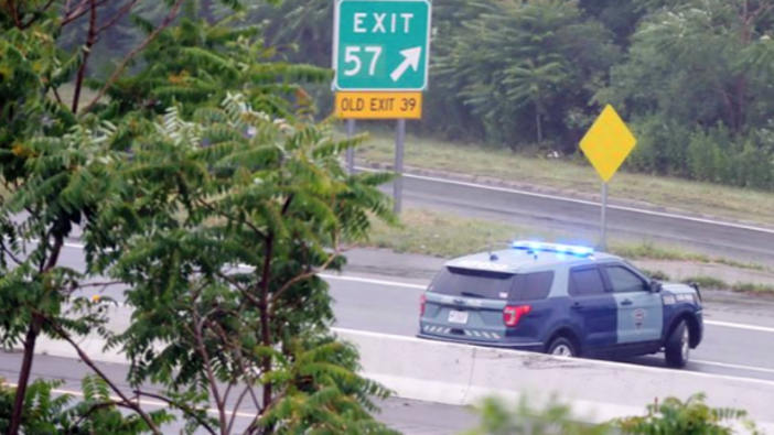 Boston'da tüfekli eşkiyalar otobanı kapattı! Polis müdahale ediyor!