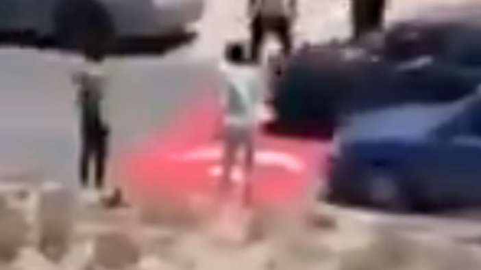 Başbakan'ın geçeceği yola Türk bayrağı çizip araçlara çiğnettiler!