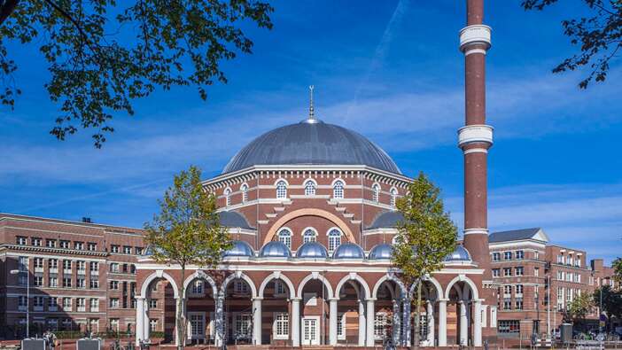 Amsterdam'da Ayasofya Camisi'nin camlarını bira şişeleriyle kırdılar!