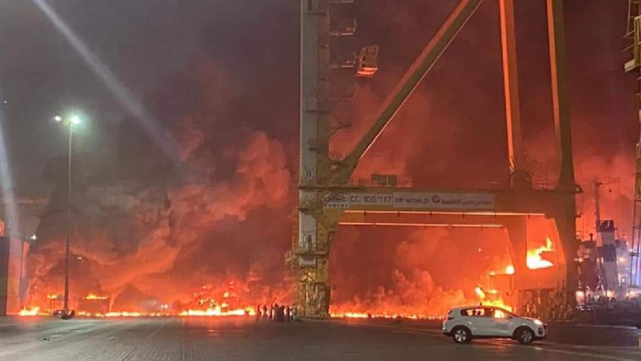 Dubai'deki Cebel Ali Limanı’nda büyük patlama! Alevler göğe yükseldi