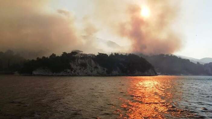 Turistler panikte! Samos (Sisam) kabusu yaşıyor... Yangına müdahale sürüyor