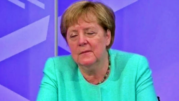 Görev süresi Merkel'i tüketti: Canlı yayında uyudu!