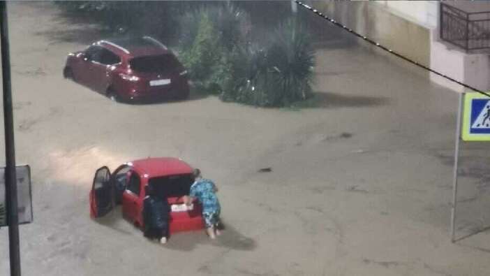 Soçi'yi sel vurdu! Turistler kenti terk ediyor