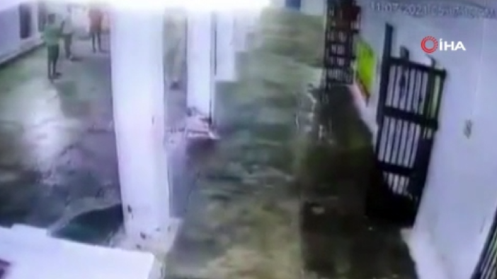 Hindistan’da hapishane duvarı çöktü! Mahkumların enkazdan çıkma çabası kamerada