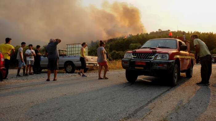 Rodos Adası orman yangını nedeniyle elektriksiz ve susuz kaldı