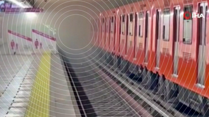 Bisiklet lastiği raylara düştü: Metroda yolcular sinir krizi geçirdi!