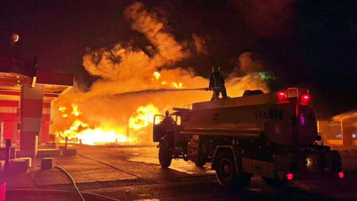 Alev dehşeti: Tanker benzin istasyonuna yakıt boşaltırken yangın çıktı!