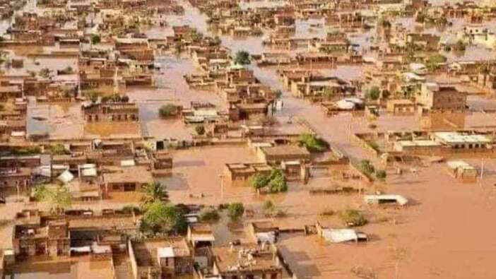 Afrika'nın kurak ülkesi Sudan'ı yazın ortasında seller yuttu!