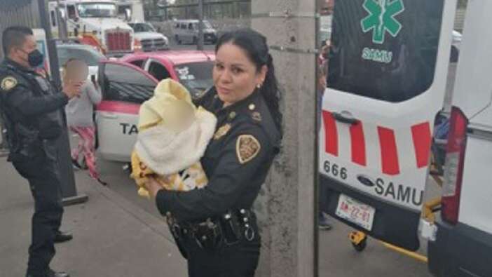 Mexico City’de takside sancısı tutan hamile kadına polis doğum yaptırdı