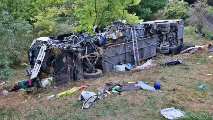 Korku filmi gibi trafik kazası: Yolcu otobüsü kontrolden çıktı!