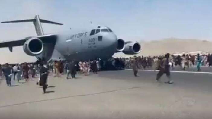 Afganistan'dan korkunç görüntüler geliyor! Halk, havalanan uçaklara tutunmaya çalışıyor!