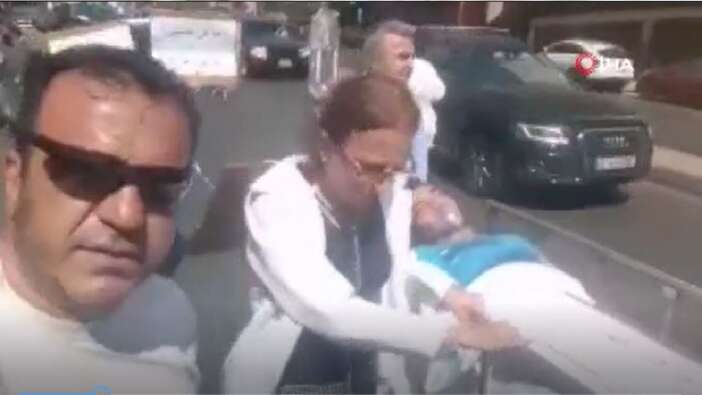 Lübnan’da ambulansın benzini bitti, hastaları yürüyerek taşıdılar