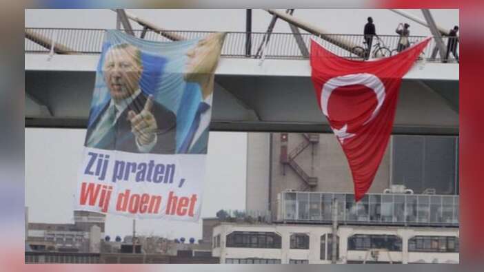 Rotterdam'da köprüye Erdoğan'ın resmi asıldı