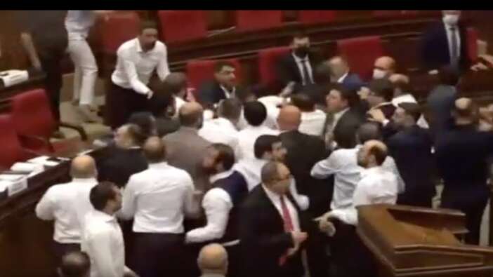 Milletvekilleri birbirine girdi: Su şişesi fırlatınca parlamento karıştı!
