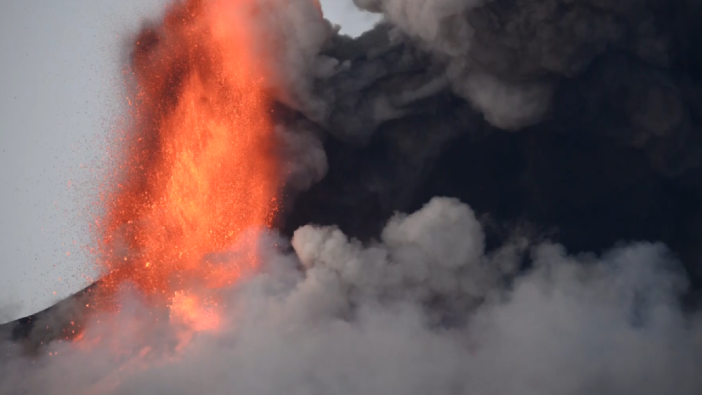 Etna yine uyandı! Lav ve kül püskürtüyor