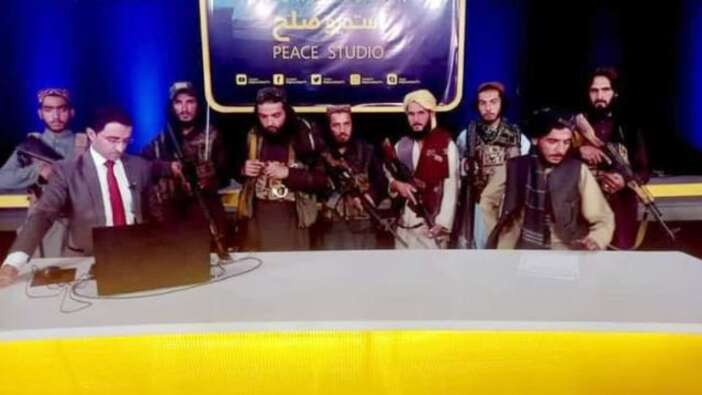 Afganistan televizyonunda hayrete düşüren anlar! Taliban elinde silahla yayına çıktı...