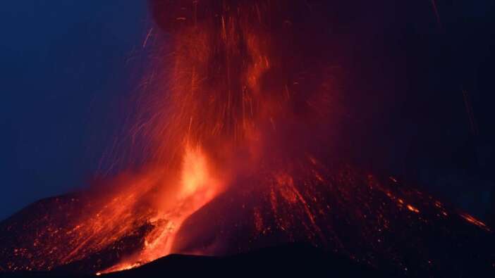 Etna Yanardağı, kül ve lav püskürttü