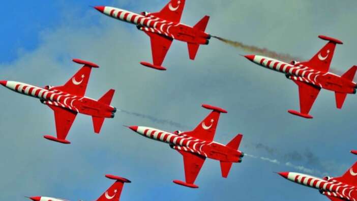 Türk Yıldızları bu kez de Macaristan'ı büyüledi!