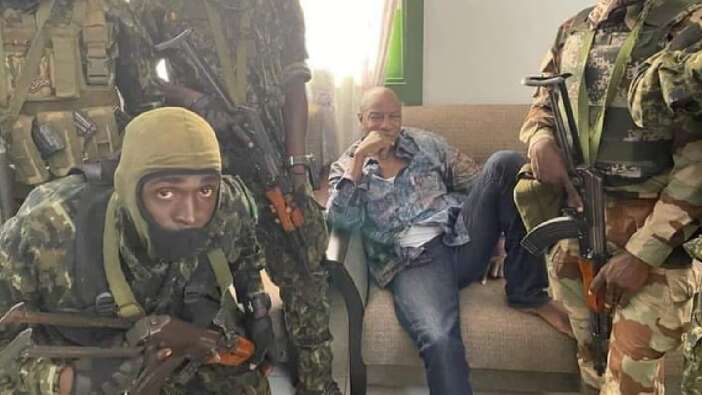 Gine'de darbe! Cumhurbaşkanı Alpha Conde böyle gözaltına alındı!