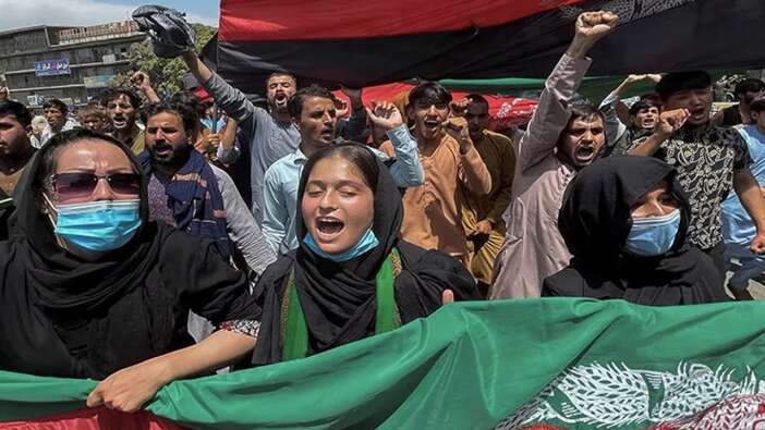 Taliban, protestoyu dağıtmak için ateş açtı: Aralarında kadınlar da var