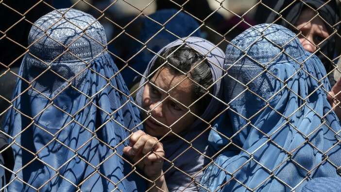Taliban gerçek yüzünü hızla gösteriyor: Bir kadına "Neden sokakta yalnız yürüyorsun" diye sordular