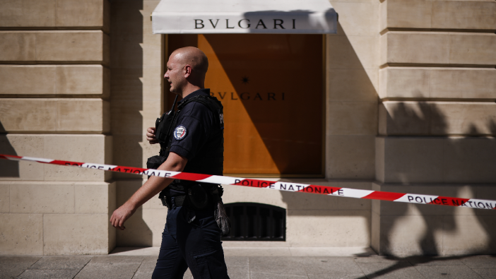 Paris’te ünlü kuyumcu mağazası soyuldu! 10 milyon euroluk mücevher çaldılar