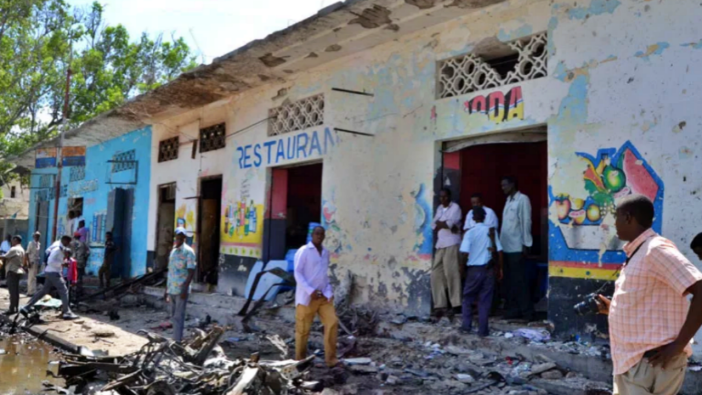Mogadişu'da kafeye giren intihar bombacısı kendini patlattı!