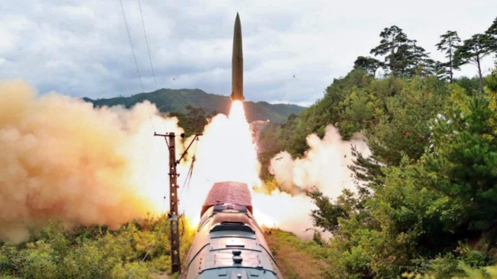 Kuzey Kore, 'savaş treninden' füze fırlattı! Japonya diken üstünde!