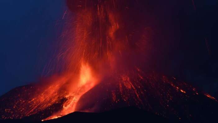 Etna Yanardağı yeniden kül ve lav püskürttü
