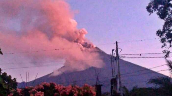 Fuego Yanardağı patladı! Lavlar şimdiden 6 km ilerledi!