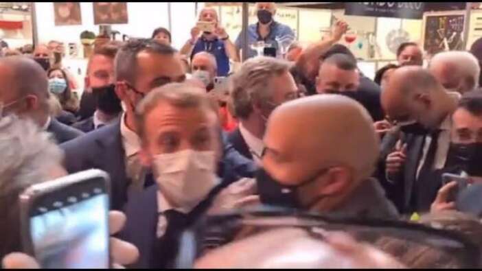 Fransa Cumhurbaşkanı Macron'a tokattan sonra şimdi de yumurtalı saldırı!