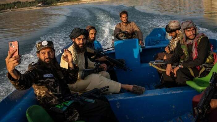 Taliban askerlerine uyarı: Selfie çekmeyi bırakın, işinize dönün