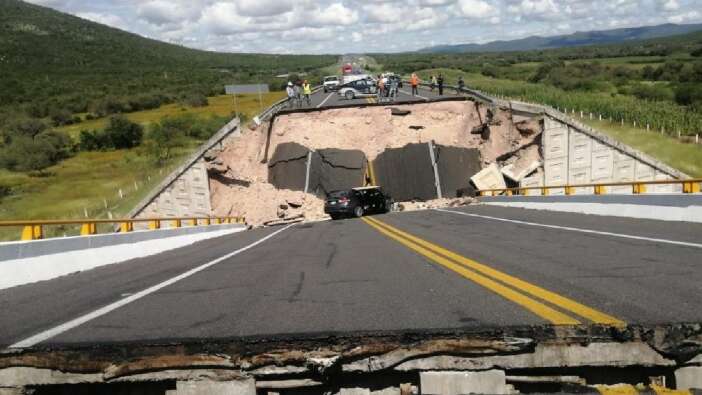 Meksika'da otoyol köprüsü çöktü: 1 ölü, 4 yaralı