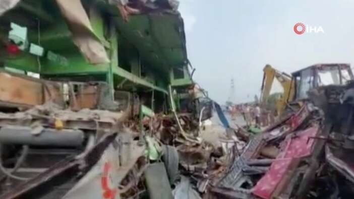 Hindistan'da yoldan çıkan otobüs kamyona çarptı: 12 ölü