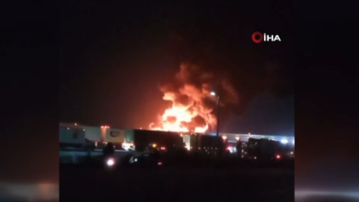 Tanker faciası! Kaza yapan petrol tankeri patladı, alevler diğer araçlara sıçradı