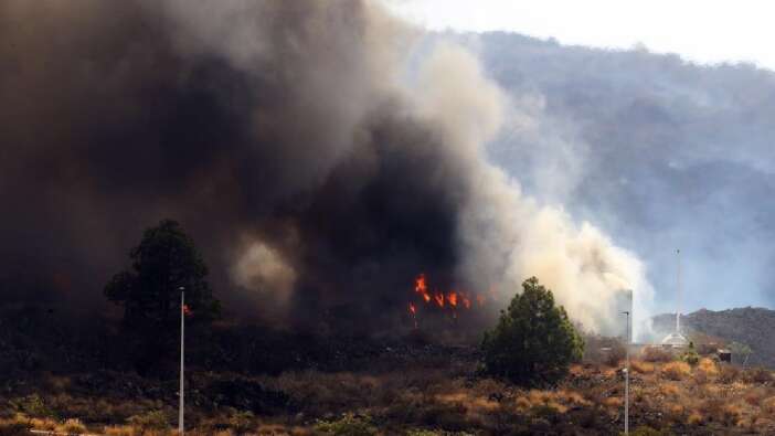 La Palma'da yanardağdan akan lav, çimento fabrikasını yaktı!