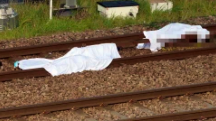 Tren raylarına uzanıp dinlenen 4 kişi, trenin altında kaldı!