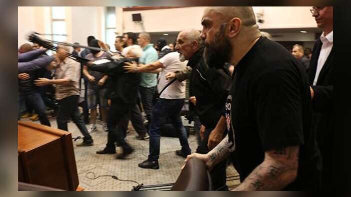Maskeli bir grup milletvekillerini rehin aldı!