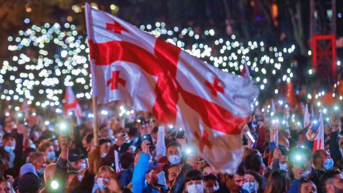 Gürcistan'da binlerce kişi sokaklara indi!