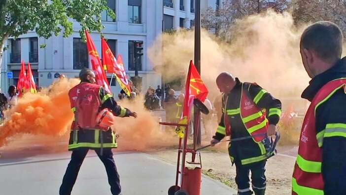 Paris'te polisle karşılaşan İtfaiyeciler sis ve ses bombaları attı!