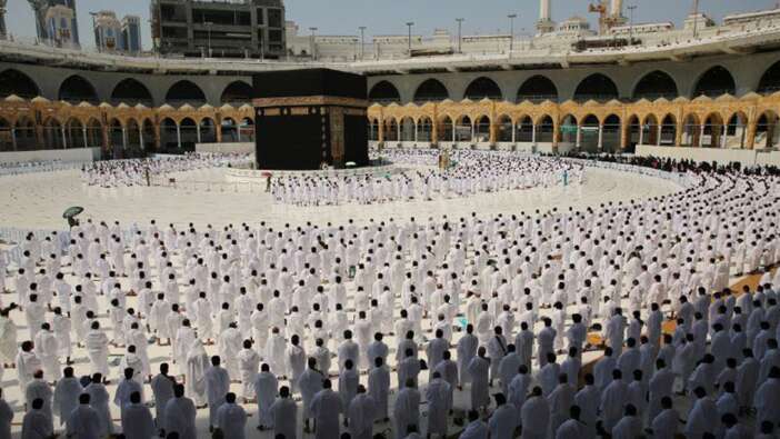 Mescid-i Haram ve Mescid-i Nebevi tam kapasiteyle ibadete açıldı! Sosyal mesafesiz ilk namaz kılındı