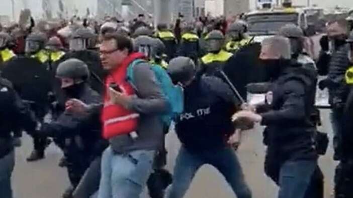 Hollanda'daki kira artışları sonrası binlerce kişi sokağa çıktı, polis copla müdahale etti