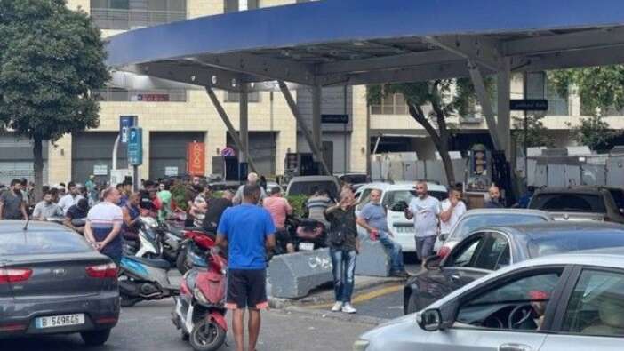 Lübnan’da akaryakıta 1 ayda üçüncü zam! Sürücüler kontak kapattı