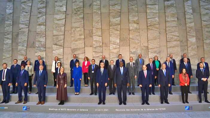 Milli Savunma Bakanı Hulusi Akar, NATO'nun aile fotoğrafında!